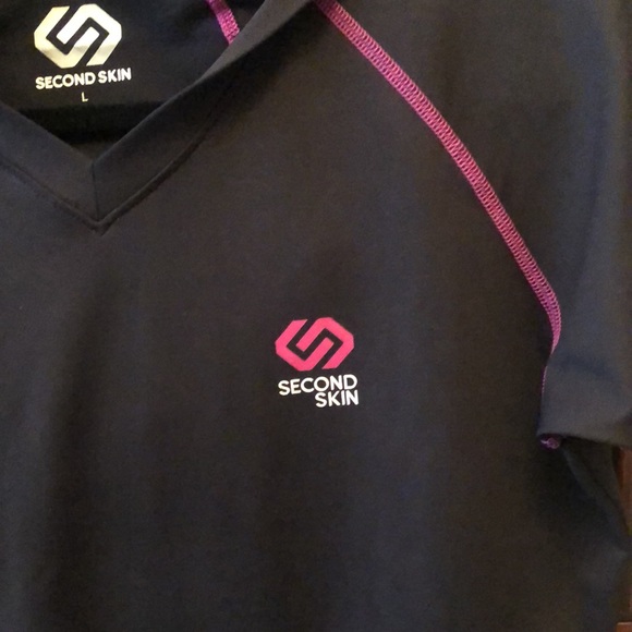 Second Skin workout top with hood and front pocket. - Picture 3 of 4